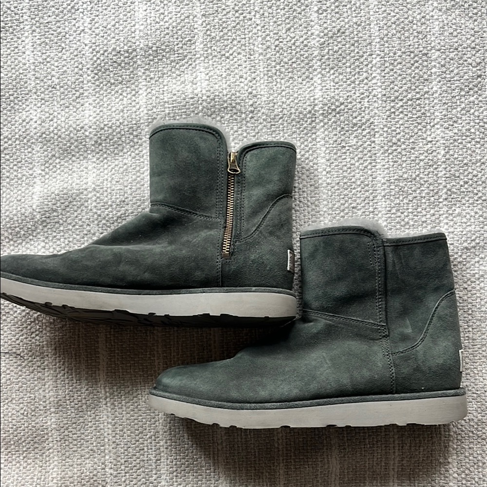 UGG Women’s Abree Mini Shearling boots sz 10